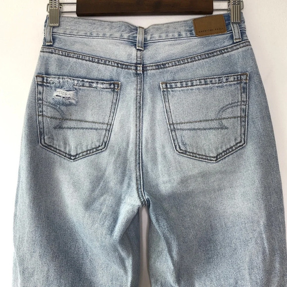 American Eagle Light Wash Raw Frayed Hem Mom Jean Size 00 - Picture 7 of 10